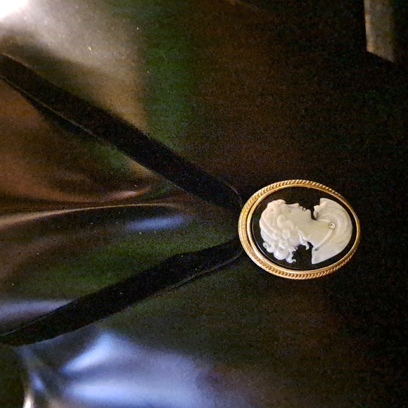 Vintage Avon Cameo Brooch/Necklace - Picture 6 of 6